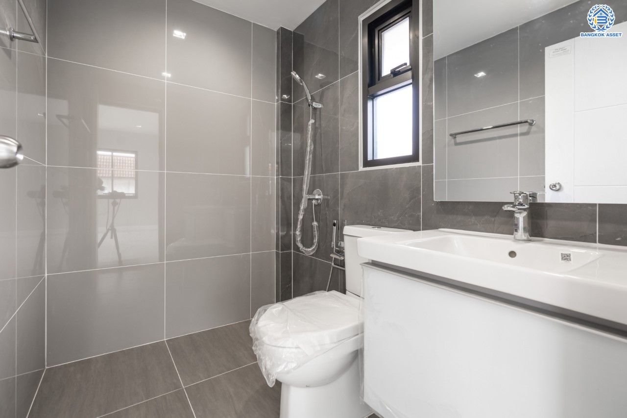 บ้านมือสองตกแต่งใหม่ ม.เมืองเอกประจิม พหลโยธิน87 ตกแต่งครบทุกฟังก์ชัน เนื้อที่ 200 ตร.ว. 3 ห้องนอน 5 ห้องน้ำ 1 ห้องรับรอง จอดรถได้ 3 คัน เชื่อมต่อทุกการเดินทาง ใกล้รถไฟฟ้าสายสีแดง "สถานีหลักหก"และทางด่วน "ศรีสมาน"